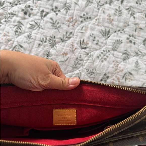 Louis Vuitton Viva Cite GM Monogram Shoulder Bag - Picture 4 of 12